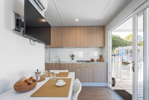 Lodge Superior | Private kitchen | Fridge, stovetop, coffee grinder, cookware/dishes/utensils