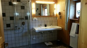 Suihku, hiustenkuivaaja, bidee, pyyhkeet