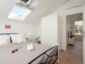 7 chambres, fer et planche à repasser, Wi-Fi, draps fournis