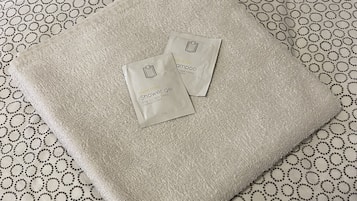 Haartrockner, Handtücher, Seife, Shampoo