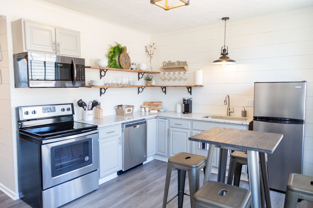 NoKno Flats - Simple Serenity: 2 BR, 1.5 BA in North Knoxville