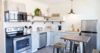 NoKno Flats - Simple Serenity: 2 BR, 1.5 BA in North Knoxville