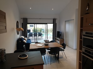 Dining - Villa 4*- 4/6 pers, private pool 28°, air conditioning, Fibre, 800m from beach, shops 50m away (Lecci)