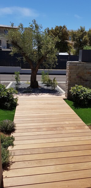 Property grounds - Villa 4*- 4/6 pers, private pool 28°, air conditioning, Fibre, 800m from beach, shops 50m away (Lecci)