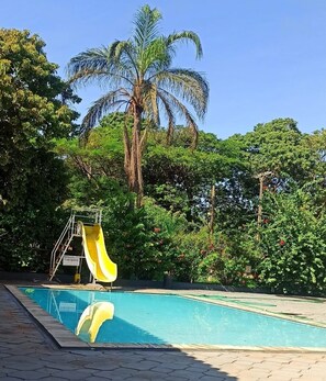 2 outdoor pools, pool umbrellas, pool loungers - Hotel Paranoá (Panorama)