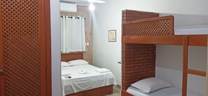 Basic-Dreibettzimmer | Bügeleisen/Bügelbrett, kostenloses WLAN, Bettwäsche
