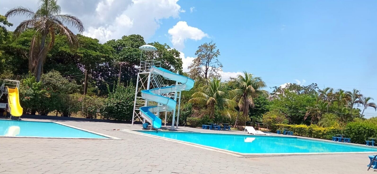 2 piscinas externas, guarda-sóis, espreguiçadeiras