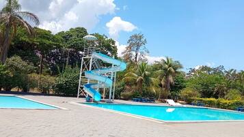 2 piscinas externas, guarda-sóis, espreguiçadeiras