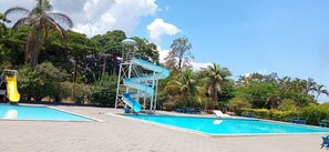 2 outdoor pools, pool umbrellas, pool loungers - Hotel Paranoá (Panorama)