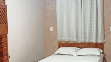 Quarto triplo básico | Ferros/tábuas de passar roupa, Wi-Fi de cortesia, roupa de cama