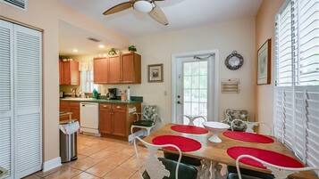 House, 2 Bedrooms | Private kitchen