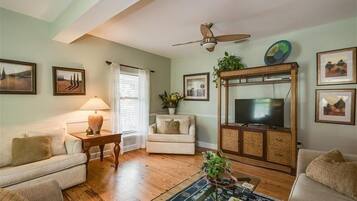 House, 2 Bedrooms | Living room