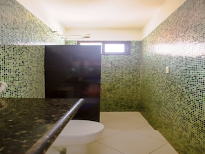 Douche, serviettes fournies, papier de toilette