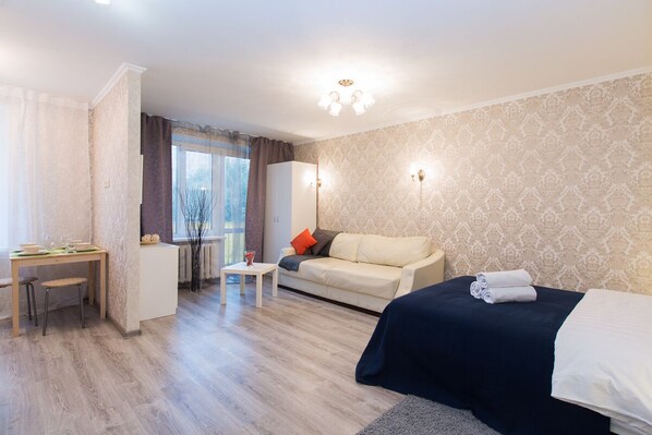 Basic-Studio | Schreibtisch, Bügeleisen/Bügelbrett, kostenloses WLAN