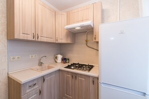 Basic-Studio | Eigene Küche | Großer Kühlschrank, Herdplatte, Wasserkocher