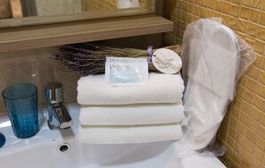 Basic-Studio | Badezimmerausstattung | Dusche, kostenlose Toilettenartikel, Haartrockner, Handtücher