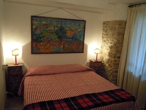 5 bedrooms, travel cot, free WiFi, bed sheets