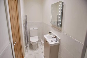 Een douche, een haardroger, handdoeken, zeep