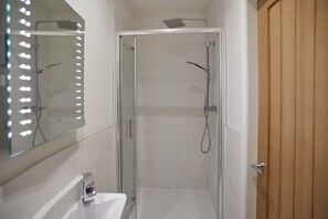 Douche, sèche-cheveux, serviettes fournies, savon