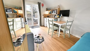 Luxury-Ferienhütte | Essbereich im Zimmer