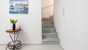 Una escalera de mármol que conduce a un piso superior.