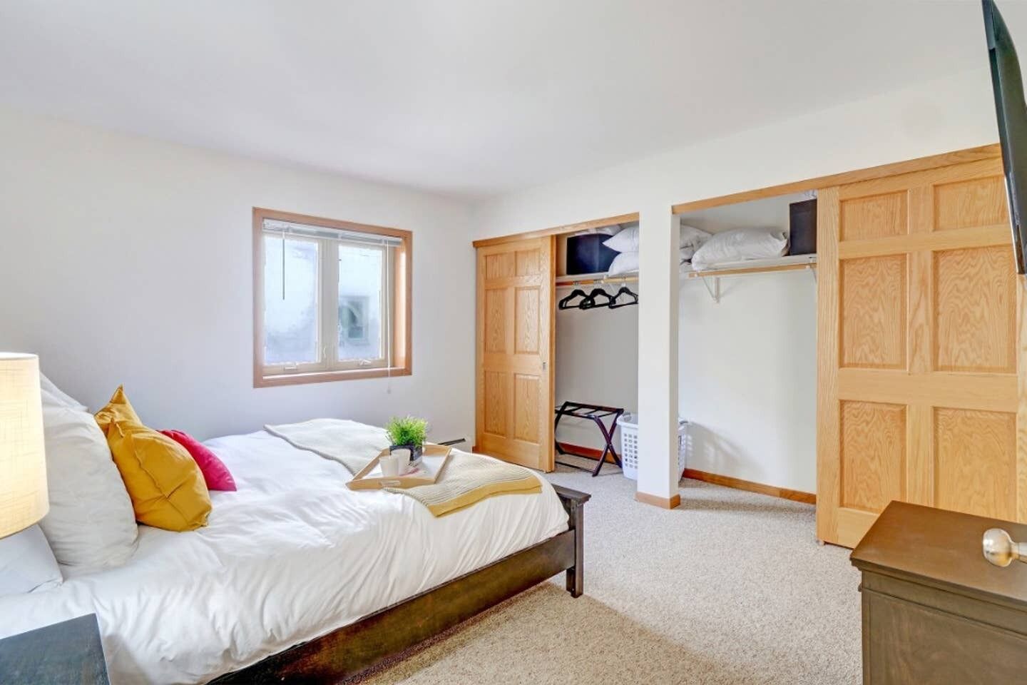 Near Froedtert - Fast WiFi - King Bed - No Cleaning Fee - Underground Parking