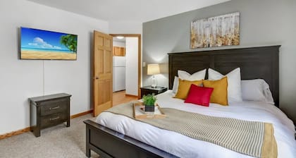 Fast WiFi - Underground Parking - King Bed - Near Froedtert