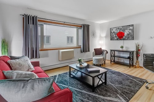 King Bed - Near Froedtert - Fast WiFi - Underground Parking