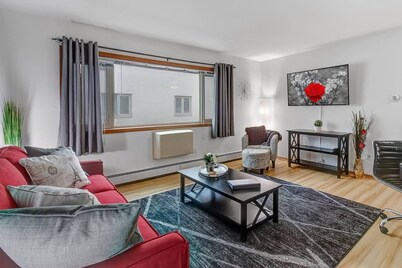 King Bed - Near Froedtert - Fast WiFi - Underground Parking