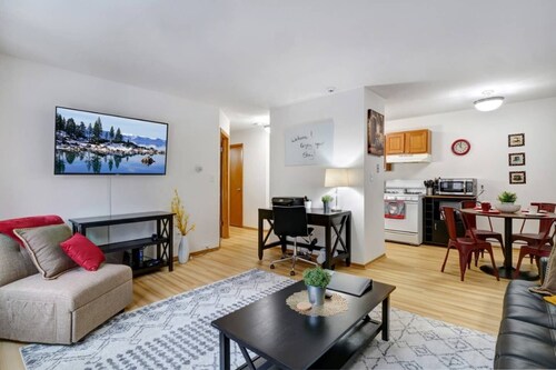 Underground Parking,Near Froedtert, King Bed, Fast WiFi