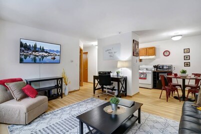 Underground Parking,Near Froedtert, King Bed, Fast WiFi