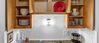 Underground Parking,Near Froedtert, King Bed, Fast WiFi