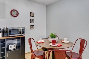 Dining - Underground Parking,Near Froedtert, King Bed, Fast WiFi (Wauwatosa)