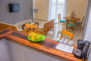 Family Apartment | Private kitchen | Mixer, eco-friendly cleaning products, dining tables, kitchen islands - Cambria Hôtel (Nosy Be)