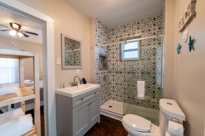 淋浴设施、吹风机、毛巾、肥皂