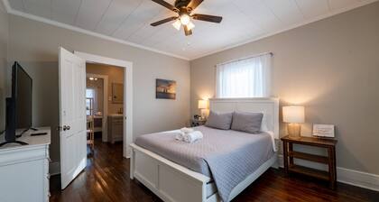 1 Block to Beach & Pleasure Pier | Nearby Playground / Dog Park / Splash Pad | Bikes | Grill