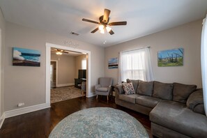 TV, DVD player - 1 Block to Beach & Pleasure Pier|$200 Free Activities Daily|Nearby Playground/Dog Park|Bikes|Grill (Galveston)