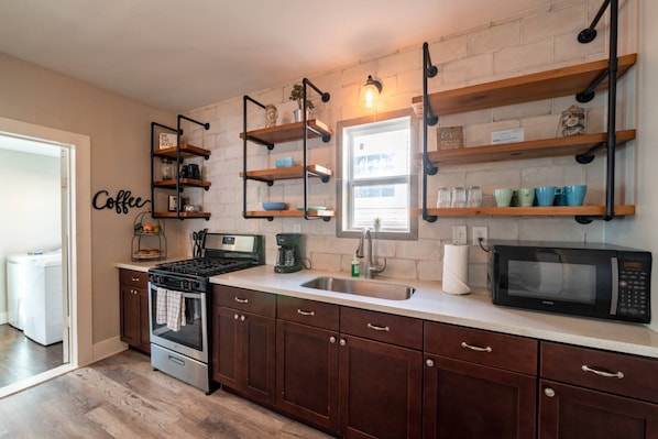 冰箱、微波炉、烤箱、炉灶