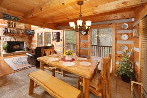 Hytte, flere senger, spabadekar | Spiseområde