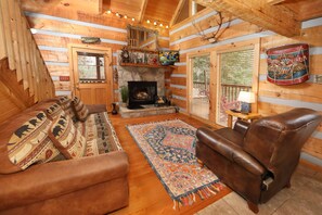 Hytte, flere senger, spabadekar | Oppholdsområde | En 40-tommers Flatskjerm-TV med kabel-kanaler samt TV og peis