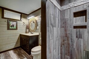 Cabane, plusieurs lits, bain à remous | Salle de bain
