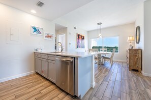 Uuni, liesi, astianpesukone, kahvin-/teenkeitin