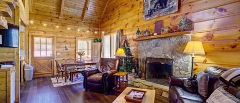 小屋, 多張床, 熱水浴缸 | 客廳 | 42-吋電視、有線頻道、壁爐