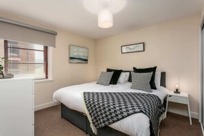 2 chambres, literie de qualité supérieure, fer et planche à repasser