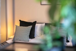 2 Schlafzimmer, hochwertige Bettwaren, Bügeleisen/Bügelbrett