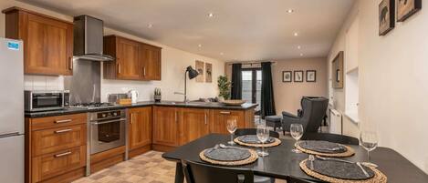 Geladeira, micro-ondas, fogão, cooktop