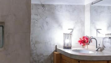 Suite Três | Banheiro | Chuveiro, toalhas de banho