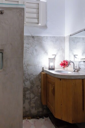 Suite Três | バスルーム | シャワー、タオル