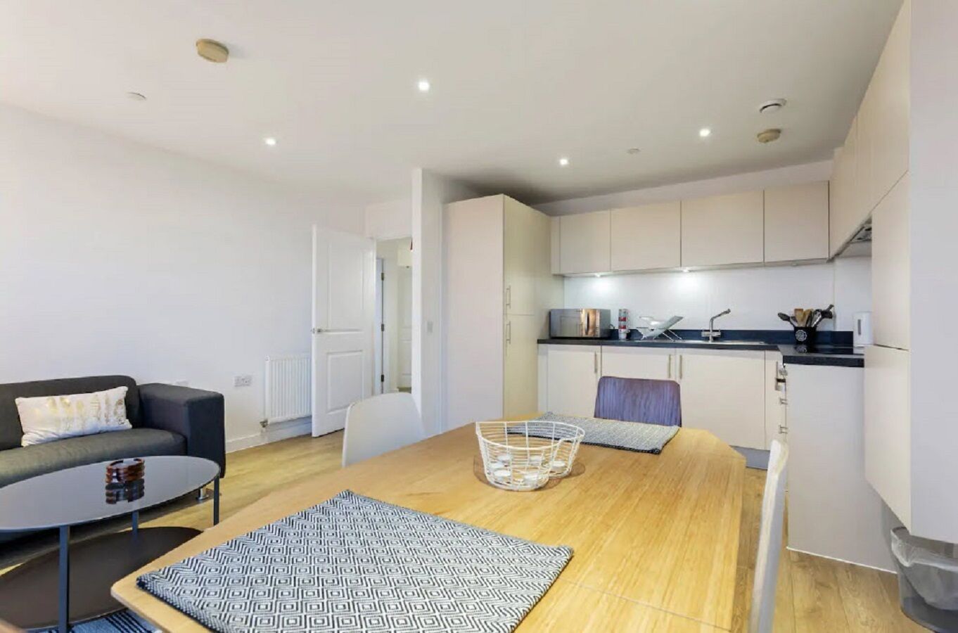 Stunning 1BD Apt with Balcony, Zone 2 near Canary Wharf