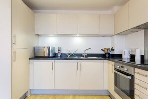 Kjøleskap, mikrobølgeovn, ovn og kokeplater